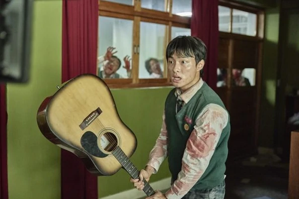 All of Us Are Dead, Cheong-sun Mencoba Melawan Zombie dengan Alat Musik Gitar. 
