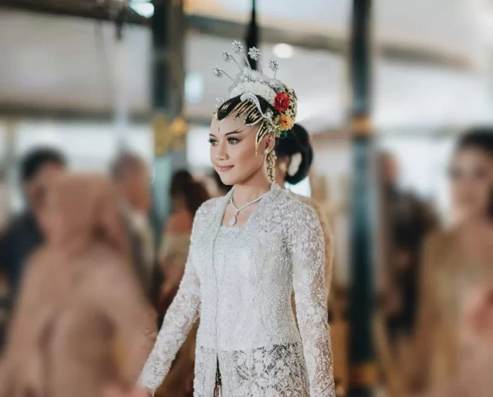 Riasan paes ageng yang dikenakan oleh Erina Gudono
