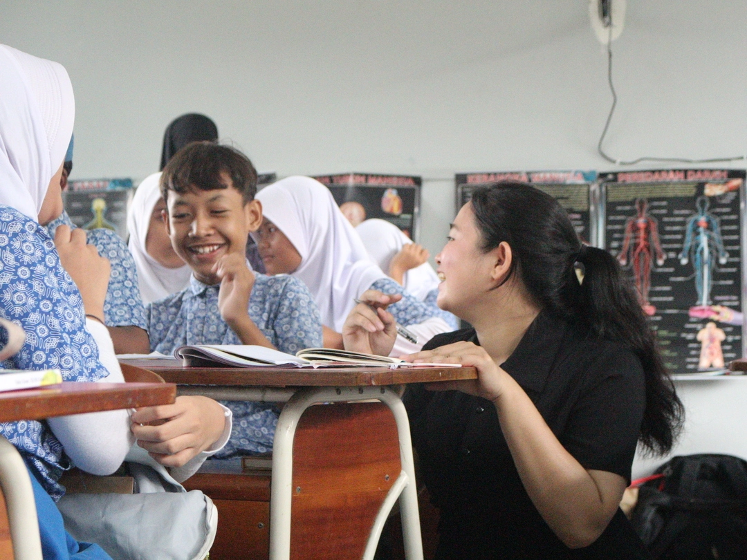 Volunteer AIESEC bersama siswa sekolah saat kegiatan AIESEC in UIN Jakarta