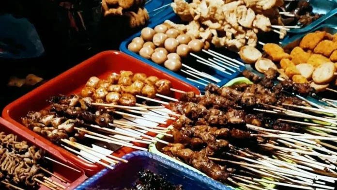 cara makan di angkringan sebenarnya sangat mudah