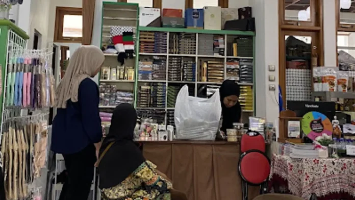 Luthfi Sajadah jadi salah satu toko oleh-oleh haji di Jogja yang rekomen